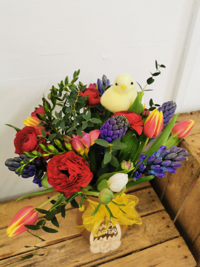 Easter spring vase - A selection of beautiful spring flowers in a vase