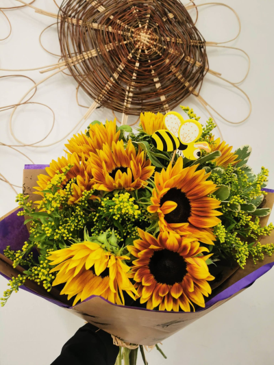 Stanley's Sunflower handtie - A mix of beautiful sunfloers wrapped in eco bumblee bee paper to brighten anyones day